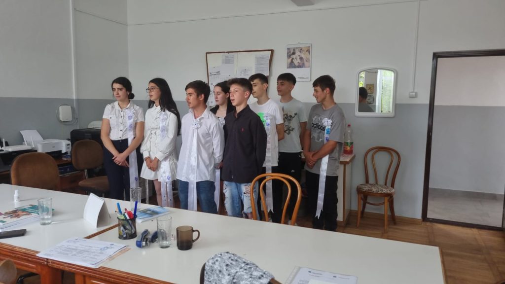 Elevi in sala de clasa